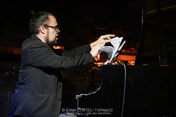 AMiGo Trio (Jamboree, Barcelona. 2026-04-11) Por Joan Cortès [INSTANTZZ AKA Galería fotográfica AKA Fotoblog de jazz, impro… y algo más] - Tomajazz - AMiGo Trio actuó en Jamboree, Barcelona, el 11 de abril de 2026. Joan Cortès lo retrata en INSTANTZZ. AMiGo Trio son Gonzalo del Val, Abe Rábade, Masa Kamaguchi