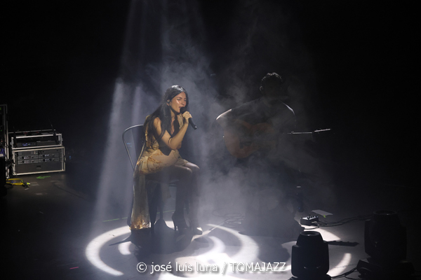 La Tania (V Festival Paco de Lucía 2026. Es Gremi, Palma. 2026-05-15) Por José Luis Luna Rocafort [Flamencuras AKA INSTANTZZ AKA Galería fotográfica AKA Fotoblog de jazz, impro… y algo más] - Tomajazz - La Tania actuó en el V Festival Paco de Lucía 2026 de Palma. José Luis Luna Rocafort lo retrata en las Flamencuras de INSTANTZZ. Con La Tania, Pablo Serrano, Manuel Urbina