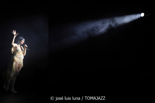 La Tania (V Festival Paco de Lucía 2026. Es Gremi, Palma. 2026-05-15) Por José Luis Luna Rocafort [Flamencuras AKA INSTANTZZ AKA Galería fotográfica AKA Fotoblog de jazz, impro… y algo más] - Tomajazz - La Tania actuó en el V Festival Paco de Lucía 2026 de Palma. José Luis Luna Rocafort lo retrata en las Flamencuras de INSTANTZZ. Con La Tania, Pablo Serrano, Manuel Urbina