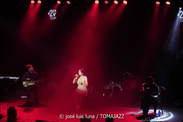 La Tania (V Festival Paco de Lucía 2026. Es Gremi, Palma. 2026-05-15) Por José Luis Luna Rocafort [Flamencuras AKA INSTANTZZ AKA Galería fotográfica AKA Fotoblog de jazz, impro… y algo más] - Tomajazz - La Tania actuó en el V Festival Paco de Lucía 2026 de Palma. José Luis Luna Rocafort lo retrata en las Flamencuras de INSTANTZZ. Con La Tania, Pablo Serrano, Manuel Urbina