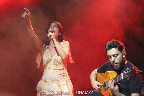 La Tania (V Festival Paco de Lucía 2026. Es Gremi, Palma. 2026-05-15) Por José Luis Luna Rocafort [Flamencuras AKA INSTANTZZ AKA Galería fotográfica AKA Fotoblog de jazz, impro… y algo más] - Tomajazz - La Tania actuó en el V Festival Paco de Lucía 2026 de Palma. José Luis Luna Rocafort lo retrata en las Flamencuras de INSTANTZZ. Con La Tania, Pablo Serrano, Manuel Urbina