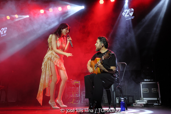 La Tania (V Festival Paco de Lucía 2026. Es Gremi, Palma. 2026-05-15) Por José Luis Luna Rocafort [Flamencuras AKA INSTANTZZ AKA Galería fotográfica AKA Fotoblog de jazz, impro… y algo más] - Tomajazz - La Tania actuó en el V Festival Paco de Lucía 2026 de Palma. José Luis Luna Rocafort lo retrata en las Flamencuras de INSTANTZZ. Con La Tania, Pablo Serrano, Manuel Urbina