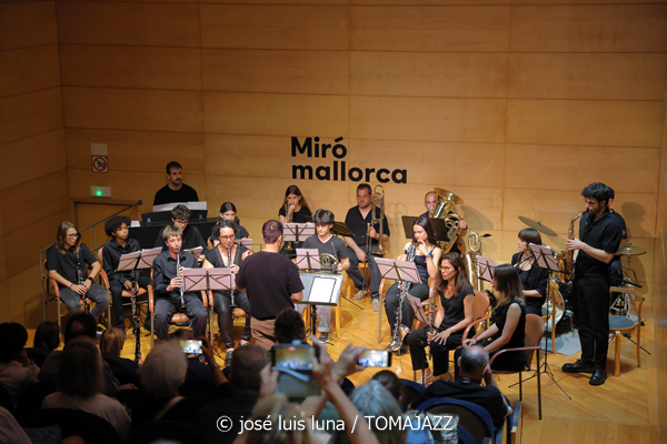 Tocabemolls Jazz Band (Día Internacional del Jazz Mallorca. Fundació Joan Miró Palma. 2026-04-30) Por José Luis Luna Rocafort [INSTANTZZ AKA Galería fotográfica AKA Fotoblog de jazz, impro… y algo más] - Tomajazz - Tocabemolls Jazz Band actuó en el Día Internacional del Jazz Mallorca 2026 en la Fundació Joan Miró Palma, el 30 de abril de 2026. José Luis Luna Rocafort lo retrata en INSTANTZZ