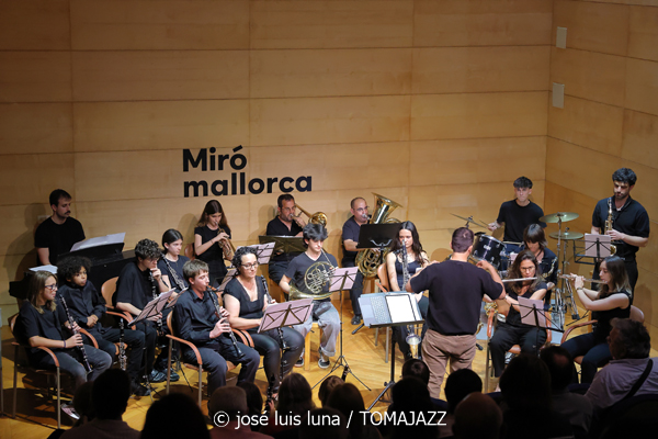 Tocabemolls Jazz Band (Día Internacional del Jazz Mallorca. Fundació Joan Miró Palma. 2026-04-30) Por José Luis Luna Rocafort [INSTANTZZ AKA Galería fotográfica AKA Fotoblog de jazz, impro… y algo más] - Tomajazz - Tocabemolls Jazz Band actuó en el Día Internacional del Jazz Mallorca 2026 en la Fundació Joan Miró Palma, el 30 de abril de 2026. José Luis Luna Rocafort lo retrata en INSTANTZZ