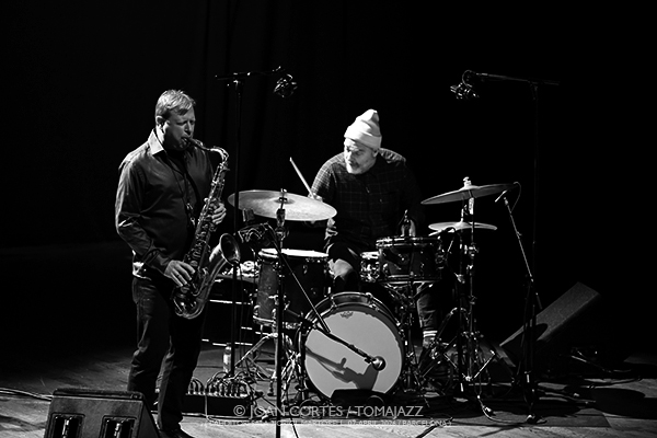 The Bad Plus “Keith Jarrett Project” (L’Auditori, Sala 2•Oriol Martorell, 2026-04-07 / Barcelona) Por Joan Cortès [INSTANTZZ AKA Galería fotográfica AKA Fotoblog de jazz, impro… y algo más] - Tomajazz - The Bad Plus “Keith Jarrett Project” actuó en L’Auditori de Barcelona, el 7 de abril de 2026. Joan Cortès lo retrata en INSTANTZZ. The Bad Plus son Dave King, Reid An