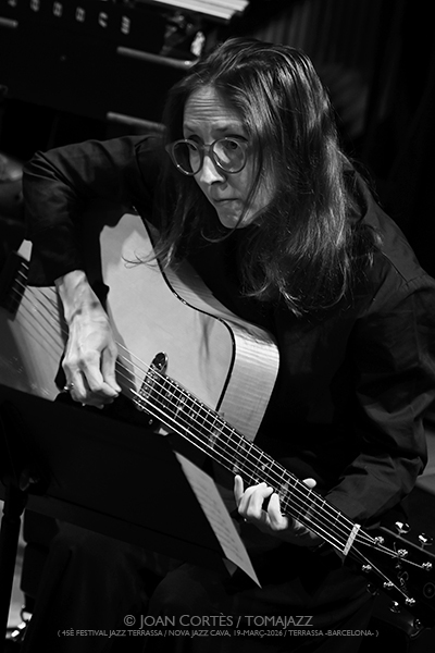 Ches Smith Clone Row (45è Festival Jazz Terrassa / Nova Jazz Cava, 2026-03-19 / Terrassa -Barcelona-) [y II] Por Joan Cortès [INSTANTZZ AKA Galería fotográfica AKA Fotoblog de jazz, impro… y algo más] - Tomajazz - Ches Smith Clone Row participó en el 45è Festival Jazz Terrassa, el 19 de marzo de 2026. Joan Cortès lo retrata en INSTANTZZ. Ches Smith Clone Row son Ches Smith, Mary Halvorson, Liberty Ellman, Nick Dunston 