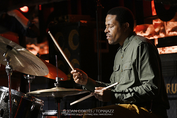Jerome Sabbagh 4t (Jamboree, 2026-03-24 / Barcelona) Por Joan Cortès [INSTANTZZ AKA Galería fotográfica AKA Fotoblog de jazz, impro… y algo más] - Tomajazz - Jerome Sabbagh 4t actuó en Jamboree, Barcelona, el 24 de marzo de 2026. Joan Cortès lo retrata en INSTANTZZ. Jerome Sabbagh 4t son Jerome Sabbagh, Ben Monder, Joe Martin, Nasheet Waits 
