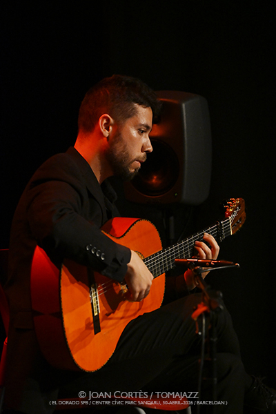 Claudia la Debla (El Dorado sfb / Centre Cívic Parc Sandaru, 2026-04-30 / Barcelona) Por Joan Cortès [Flamencuras AKA INSTANTZZ AKA Galería fotográfica AKA Fotoblog de jazz, impro… y algo más] - Tomajazz - Claudia la Debla actuó en El Dorado sfb de Barcelona, el 30 de abril de 2026. Joan Cortès lo retrata en las Flamencuras de INSTANTZZ. Actuaron Claudia la Debla, David Caro, Manuel de Gines 