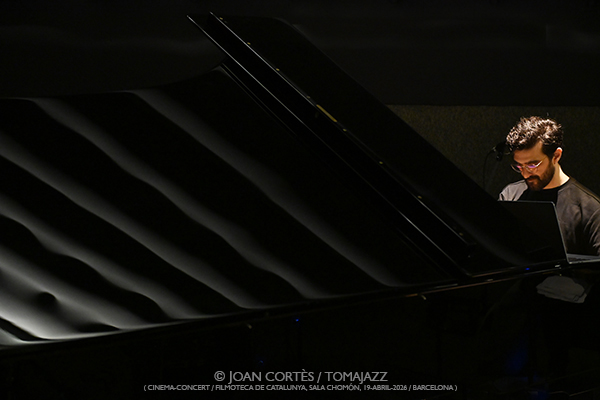 Manel Fortia Frei 4t “Die Nibelungen” (Filmoteca de Catalunya, 2026-04-19 / Barcelona) Por Joan Cortès [INSTANTZZ AKA Galería fotográfica AKA Fotoblog de jazz, impro… y algo más] - Tomajazz - Manel Fortia Frei 4t puso banda sonora a “Die Nibelungen” de Fritz Lang en Filmoteca de Catalunya, el 19 de abril de 2026. Joan Cortès lo retrata en INSTANTZZ. Manel Fortia Frei 4t son Manel Fortià, Anggie Obin, Max Villavecchia, Oriol Roca
