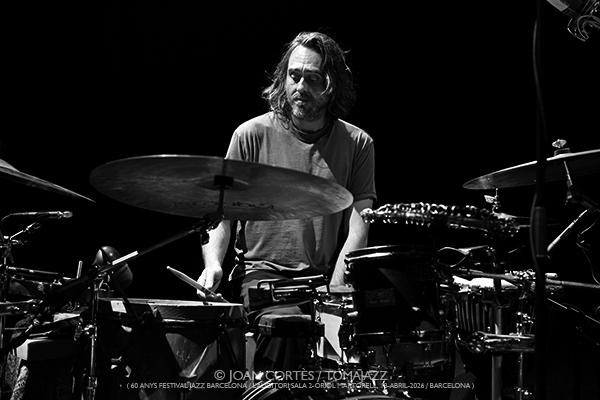 Marco Mezquida Trio “Tàctil” (60 anys Festival Jazz Barcelona / L’Auditori, 2026-04-18 / Barcelona) Por Joan Cortès [INSTANTZZ AKA Galería fotográfica AKA Fotoblog de jazz, impro… y algo más] - Tomajazz - Marco Mezquida Trio “Tàctil” actuó con motivo de los 60 años del Festival de Jazz de Barcelona, el 18 de abril de 2026. Joan Cortès lo retrata en INSTANTZZ. Marco Mezquida Trío son Marco Mezquida, Ma