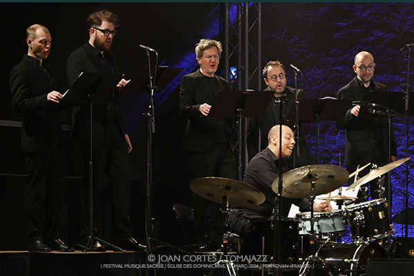 Paul Lay Trio & Choer Les Éléments «Waves of Light» (Festival Musique Sacrée / Église des Dominicains, 2026-03-27 / Perpignan -France-) Por Joan Cortès [INSTANTZZ AKA Galería fotográfica AKA Fotoblog de jazz, impro… y algo más] - Tomajazz - Paul Lay Trio & Choer Les Éléments «Waves of Light» actuó en el Festival Musique Sacrée de Perpignan, Francia, el 27 de marzo de 2026. Joan Cortès lo retrata en INSTANTZZ. Con Paul Lay, Donald Kontomanou, Clemens Van Der Feen
