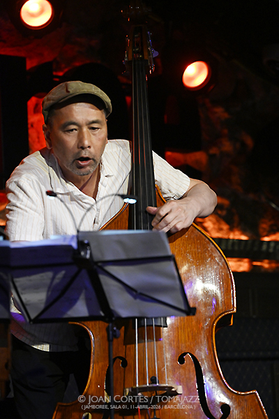 AMiGo Trio (Jamboree, Barcelona. 2026-04-11) Por Joan Cortès [INSTANTZZ AKA Galería fotográfica AKA Fotoblog de jazz, impro… y algo más] - Tomajazz - AMiGo Trio actuó en Jamboree, Barcelona, el 11 de abril de 2026. Joan Cortès lo retrata en INSTANTZZ. AMiGo Trio son Gonzalo del Val, Abe Rábade, Masa Kamaguchi