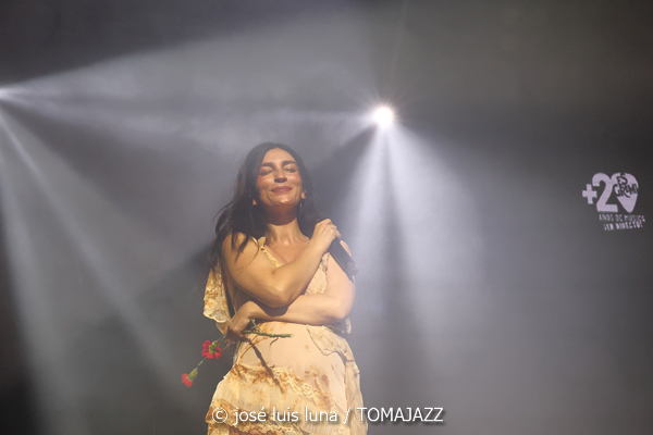 La Tania (V Festival Paco de Lucía 2026. Es Gremi, Palma. 2026-05-15) Por José Luis Luna Rocafort [Flamencuras AKA INSTANTZZ AKA Galería fotográfica AKA Fotoblog de jazz, impro… y algo más] - Tomajazz - La Tania actuó en el V Festival Paco de Lucía 2026 de Palma. José Luis Luna Rocafort lo retrata en las Flamencuras de INSTANTZZ. Con La Tania, Pablo Serrano, Manuel Urbina