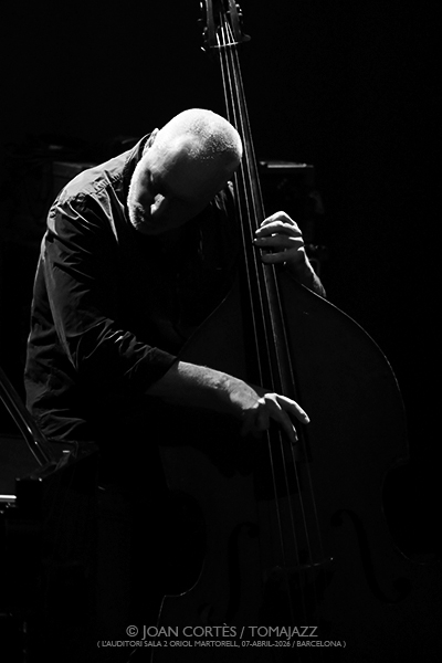 The Bad Plus “Keith Jarrett Project” (L’Auditori, Sala 2•Oriol Martorell, 2026-04-07 / Barcelona) Por Joan Cortès [INSTANTZZ AKA Galería fotográfica AKA Fotoblog de jazz, impro… y algo más] - Tomajazz - The Bad Plus “Keith Jarrett Project” actuó en L’Auditori de Barcelona, el 7 de abril de 2026. Joan Cortès lo retrata en INSTANTZZ. The Bad Plus son Dave King, Reid An