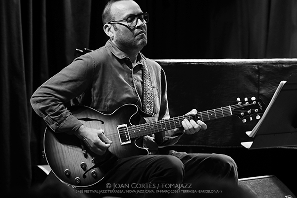 Ches Smith Clone Row (45è Festival Jazz Terrassa / Nova Jazz Cava, 2026-03-19 / Terrassa -Barcelona-) [y II] Por Joan Cortès [INSTANTZZ AKA Galería fotográfica AKA Fotoblog de jazz, impro… y algo más] - Tomajazz - Ches Smith Clone Row participó en el 45è Festival Jazz Terrassa, el 19 de marzo de 2026. Joan Cortès lo retrata en INSTANTZZ. Ches Smith Clone Row son Ches Smith, Mary Halvorson, Liberty Ellman, Nick Dunston 