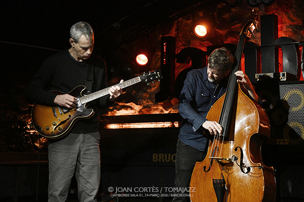 Jerome Sabbagh 4t (Jamboree, 2026-03-24 / Barcelona) Por Joan Cortès [INSTANTZZ AKA Galería fotográfica AKA Fotoblog de jazz, impro… y algo más] - Tomajazz - Jerome Sabbagh 4t actuó en Jamboree, Barcelona, el 24 de marzo de 2026. Joan Cortès lo retrata en INSTANTZZ. Jerome Sabbagh 4t son Jerome Sabbagh, Ben Monder, Joe Martin, Nasheet Waits 