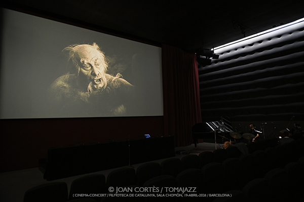 Manel Fortia Frei 4t “Die Nibelungen” (Filmoteca de Catalunya, 2026-04-19 / Barcelona) Por Joan Cortès [INSTANTZZ AKA Galería fotográfica AKA Fotoblog de jazz, impro… y algo más] - Tomajazz - Manel Fortia Frei 4t puso banda sonora a “Die Nibelungen” de Fritz Lang en Filmoteca de Catalunya, el 19 de abril de 2026. Joan Cortès lo retrata en INSTANTZZ. Manel Fortia Frei 4t son Manel Fortià, Anggie Obin, Max Villavecchia, Oriol Roca
