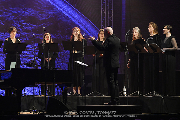 Paul Lay Trio & Choer Les Éléments «Waves of Light» (Festival Musique Sacrée / Église des Dominicains, 2026-03-27 / Perpignan -France-) Por Joan Cortès [INSTANTZZ AKA Galería fotográfica AKA Fotoblog de jazz, impro… y algo más] - Tomajazz - Paul Lay Trio & Choer Les Éléments «Waves of Light» actuó en el Festival Musique Sacrée de Perpignan, Francia, el 27 de marzo de 2026. Joan Cortès lo retrata en INSTANTZZ. Con Paul Lay, Donald Kontomanou, Clemens Van Der Feen
