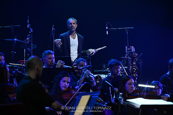 Orquestra Sònica “Organismes vius i sonors” (Paral•lel 62, 2026-04-09 / Barcelona) Por Joan Cortès [INSTANTZZ AKA Galería fotográfica AKA Fotoblog de jazz, impro… y algo más] - Tomajazz - Orquestra Sònica “Organismes vius i sonors” actuó en Parale•lel 62 de Barcelona, el 9 de abril de 2026. Joan Cortès lo retrata en INSTANTZZ