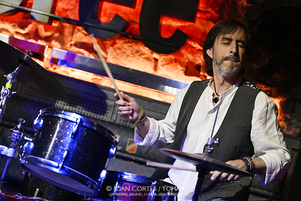 AMiGo Trio (Jamboree, Barcelona. 2026-04-11) Por Joan Cortès [INSTANTZZ AKA Galería fotográfica AKA Fotoblog de jazz, impro… y algo más] - Tomajazz - AMiGo Trio actuó en Jamboree, Barcelona, el 11 de abril de 2026. Joan Cortès lo retrata en INSTANTZZ. AMiGo Trio son Gonzalo del Val, Abe Rábade, Masa Kamaguchi