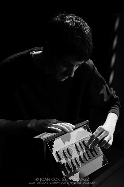 Arnau Obiols “Ocelltambor” (L’Auditori sla 3•Tete Montoliu, 2026-03-20 / Barcelona) Por Joan Cortès [INSTANTZZ AKA Galería fotográfica AKA Fotoblog de jazz, impro… y algo más] - Tomajazz - Arnau Obiols presentó “Ocelltambor” en L’Auditori de Barcelona, el 20 de marzo de 2026. Joan Cortès lo retrata en INSTANTZZ. Arnau Obiols actuó acompañado de Pep "Pepino" Pascual, Alba Careta, Artur Blasco, Santi Careta 