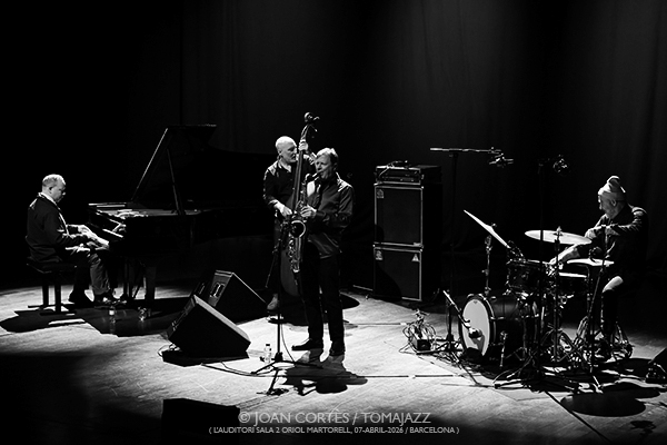 The Bad Plus “Keith Jarrett Project” (L’Auditori, Sala 2•Oriol Martorell, 2026-04-07 / Barcelona) Por Joan Cortès [INSTANTZZ AKA Galería fotográfica AKA Fotoblog de jazz, impro… y algo más] - Tomajazz - The Bad Plus “Keith Jarrett Project” actuó en L’Auditori de Barcelona, el 7 de abril de 2026. Joan Cortès lo retrata en INSTANTZZ. The Bad Plus son Dave King, Reid An