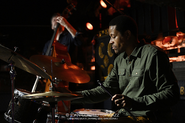 Jerome Sabbagh 4t (Jamboree, 2026-03-24 / Barcelona) Por Joan Cortès [INSTANTZZ AKA Galería fotográfica AKA Fotoblog de jazz, impro… y algo más] - Tomajazz - Jerome Sabbagh 4t actuó en Jamboree, Barcelona, el 24 de marzo de 2026. Joan Cortès lo retrata en INSTANTZZ. Jerome Sabbagh 4t son Jerome Sabbagh, Ben Monder, Joe Martin, Nasheet Waits 