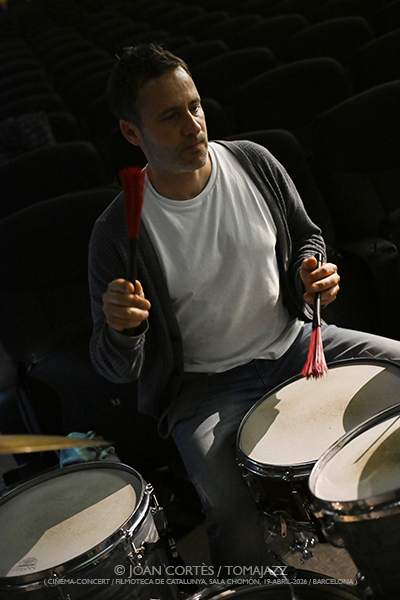 Manel Fortia Frei 4t “Die Nibelungen” (Filmoteca de Catalunya, 2026-04-19 / Barcelona) Por Joan Cortès [INSTANTZZ AKA Galería fotográfica AKA Fotoblog de jazz, impro… y algo más] - Tomajazz - Manel Fortia Frei 4t puso banda sonora a “Die Nibelungen” de Fritz Lang en Filmoteca de Catalunya, el 19 de abril de 2026. Joan Cortès lo retrata en INSTANTZZ. Manel Fortia Frei 4t son Manel Fortià, Anggie Obin, Max Villavecchia, Oriol Roca
