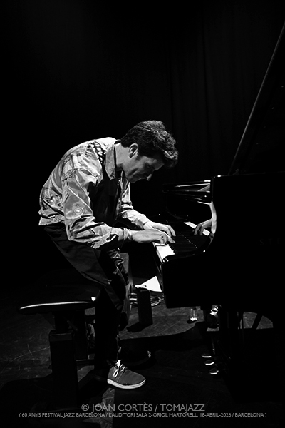 Marco Mezquida Trio “Tàctil” (60 anys Festival Jazz Barcelona / L’Auditori, 2026-04-18 / Barcelona) Por Joan Cortès [INSTANTZZ AKA Galería fotográfica AKA Fotoblog de jazz, impro… y algo más] - Tomajazz - Marco Mezquida Trio “Tàctil” actuó con motivo de los 60 años del Festival de Jazz de Barcelona, el 18 de abril de 2026. Joan Cortès lo retrata en INSTANTZZ. Marco Mezquida Trío son Marco Mezquida, Ma