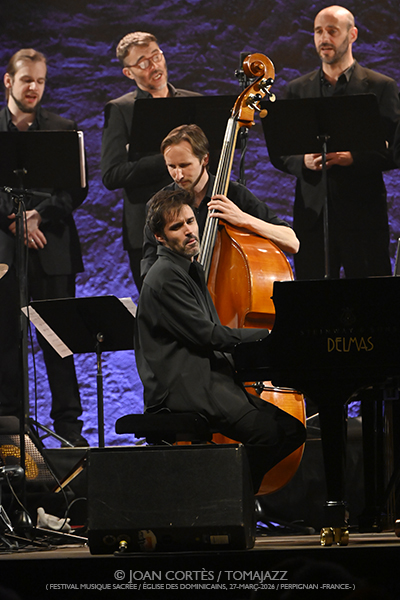 Paul Lay Trio & Choer Les Éléments «Waves of Light» (Festival Musique Sacrée / Église des Dominicains, 2026-03-27 / Perpignan -France-) Por Joan Cortès [INSTANTZZ AKA Galería fotográfica AKA Fotoblog de jazz, impro… y algo más] - Tomajazz - Paul Lay Trio & Choer Les Éléments «Waves of Light» actuó en el Festival Musique Sacrée de Perpignan, Francia, el 27 de marzo de 2026. Joan Cortès lo retrata en INSTANTZZ. Con Paul Lay, Donald Kontomanou, Clemens Van Der Feen
