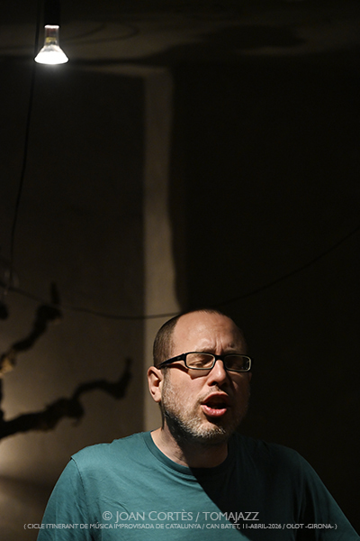 Ibon GR (CIMIC-2026 / Can Batet, 2026-03-14 / Olot -Girona-) [y IV] Por Joan Cortès [INSTANTZZ AKA Galería fotográfica AKA Fotoblog de jazz, impro… y algo más] - Tomajazz - Ibon GR actuó dentro de la programación de CIMIC-2026, en Can Batet, Olot, el día 14 de marzo de 2026. Joan Cortès lo retrata en INSTANTZZ