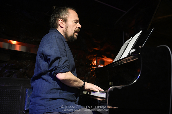 AMiGo Trio (Jamboree, Barcelona. 2026-04-11) Por Joan Cortès [INSTANTZZ AKA Galería fotográfica AKA Fotoblog de jazz, impro… y algo más] - Tomajazz - AMiGo Trio actuó en Jamboree, Barcelona, el 11 de abril de 2026. Joan Cortès lo retrata en INSTANTZZ. AMiGo Trio son Gonzalo del Val, Abe Rábade, Masa Kamaguchi