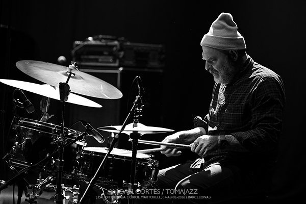 The Bad Plus “Keith Jarrett Project” (L’Auditori, Sala 2•Oriol Martorell, 2026-04-07 / Barcelona) Por Joan Cortès [INSTANTZZ AKA Galería fotográfica AKA Fotoblog de jazz, impro… y algo más] - Tomajazz - The Bad Plus “Keith Jarrett Project” actuó en L’Auditori de Barcelona, el 7 de abril de 2026. Joan Cortès lo retrata en INSTANTZZ. The Bad Plus son Dave King, Reid Anderson, Craig Taborn, Chris Potter