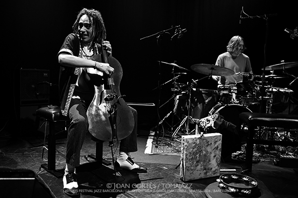 Marco Mezquida Trio “Tàctil” (60 anys Festival Jazz Barcelona / L’Auditori, 2026-04-18 / Barcelona) Por Joan Cortès [INSTANTZZ AKA Galería fotográfica AKA Fotoblog de jazz, impro… y algo más] - Tomajazz - Marco Mezquida Trio “Tàctil” actuó con motivo de los 60 años del Festival de Jazz de Barcelona, el 18 de abril de 2026. Joan Cortès lo retrata en INSTANTZZ. Marco Mezquida Trío son Marco Mezquida, Ma
