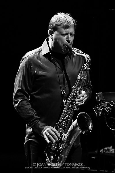 The Bad Plus “Keith Jarrett Project” (L’Auditori, Sala 2•Oriol Martorell, 2026-04-07 / Barcelona) Por Joan Cortès [INSTANTZZ AKA Galería fotográfica AKA Fotoblog de jazz, impro… y algo más] - Tomajazz - The Bad Plus “Keith Jarrett Project” actuó en L’Auditori de Barcelona, el 7 de abril de 2026. Joan Cortès lo retrata en INSTANTZZ. The Bad Plus son Dave King, Reid Anderson, Craig Taborn, Chris Potter