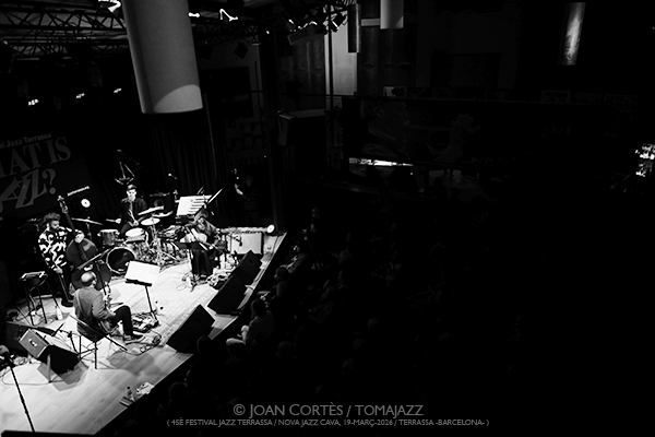Ches Smith Clone Row (45è Festival Jazz Terrassa / Nova Jazz Cava, 2026-03-19 / Terrassa -Barcelona-) [y II] Por Joan Cortès [INSTANTZZ AKA Galería fotográfica AKA Fotoblog de jazz, impro… y algo más] - Tomajazz - Ches Smith Clone Row participó en el 45è Festival Jazz Terrassa, el 19 de marzo de 2026. Joan Cortès lo retrata en INSTANTZZ. Ches Smith Clone Row son Ches Smith, Mary Halvorson, Liberty Ellman, Nick Dunston 