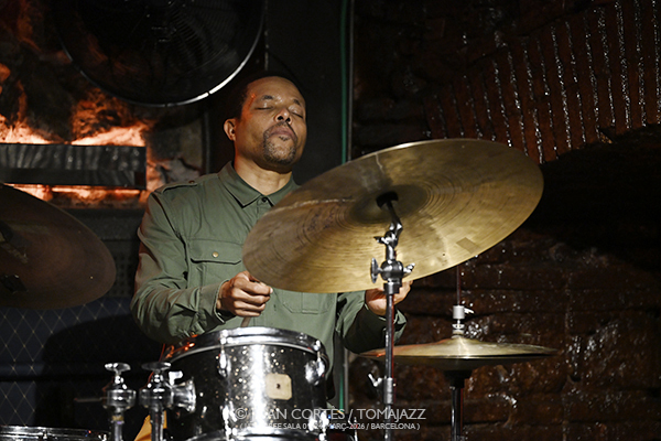 Jerome Sabbagh 4t (Jamboree, 2026-03-24 / Barcelona) Por Joan Cortès [INSTANTZZ AKA Galería fotográfica AKA Fotoblog de jazz, impro… y algo más] - Tomajazz - Jerome Sabbagh 4t actuó en Jamboree, Barcelona, el 24 de marzo de 2026. Joan Cortès lo retrata en INSTANTZZ. Jerome Sabbagh 4t son Jerome Sabbagh, Ben Monder, Joe Martin, Nasheet Waits 