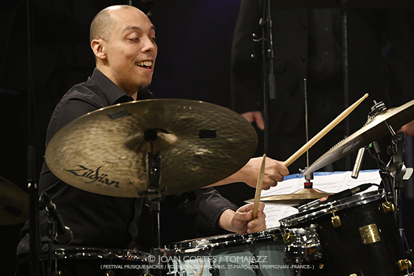 Paul Lay Trio & Choer Les Éléments «Waves of Light» (Festival Musique Sacrée / Église des Dominicains, 2026-03-27 / Perpignan -France-) Por Joan Cortès [INSTANTZZ AKA Galería fotográfica AKA Fotoblog de jazz, impro… y algo más] - Tomajazz - Paul Lay Trio & Choer Les Éléments «Waves of Light» actuó en el Festival Musique Sacrée de Perpignan, Francia, el 27 de marzo de 2026. Joan Cortès lo retrata en INSTANTZZ. Con Paul Lay, Donald Kontomanou, Clemens Van Der Feen
