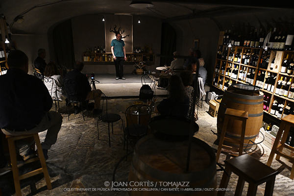 Ibon GR (CIMIC-2026 / Can Batet, 2026-03-14 / Olot -Girona-) [y IV] Por Joan Cortès [INSTANTZZ AKA Galería fotográfica AKA Fotoblog de jazz, impro… y algo más] - Tomajazz - Ibon GR actuó dentro de la programación de CIMIC-2026, en Can Batet, Olot, el día 14 de marzo de 2026. Joan Cortès lo retrata en INSTANTZZ