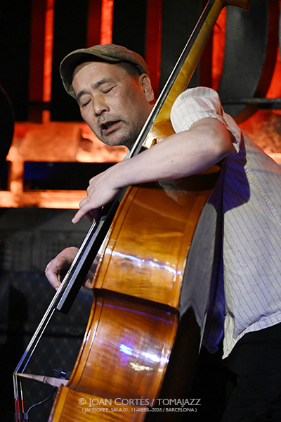 AMiGo Trio (Jamboree, Barcelona. 2026-04-11) Por Joan Cortès [INSTANTZZ AKA Galería fotográfica AKA Fotoblog de jazz, impro… y algo más] - Tomajazz - AMiGo Trio actuó en Jamboree, Barcelona, el 11 de abril de 2026. Joan Cortès lo retrata en INSTANTZZ. AMiGo Trio son Gonzalo del Val, Abe Rábade, Masa Kamaguchi