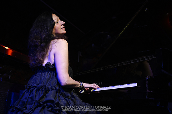 Amina Figarova Sextet (Jamboree, 2026-03-24 / Barcelona) Por Joan Cortès [INSTANTZZ AKA Galería fotográfica AKA Fotoblog de jazz, impro… y algo más] - Tomajazz - Amina Figarova Sextet actuó en Jamboree, Barceloa, el 24 de marzo de 2026. Joan Cortès lo retrata en INSTANTZZ. Amina Figarova Sextet son Amina Figarova, piano Bart Platteau, flautas Yasek Manzano, trompeta y fiscorno Bill Mchenry, saxo tenor Ferenc Nemeth, batería Martin Leiton 