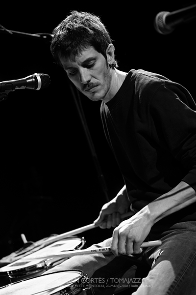 Arnau Obiols “Ocelltambor” (L’Auditori sla 3•Tete Montoliu, 2026-03-20 / Barcelona) Por Joan Cortès [INSTANTZZ AKA Galería fotográfica AKA Fotoblog de jazz, impro… y algo más] - Tomajazz - Arnau Obiols presentó “Ocelltambor” en L’Auditori de Barcelona, el 20 de marzo de 2026. Joan Cortès lo retrata en INSTANTZZ. Arnau Obiols actuó acompañado de Pep "Pepino" Pascual, Alba Careta, Artur Blasco, Santi Careta 