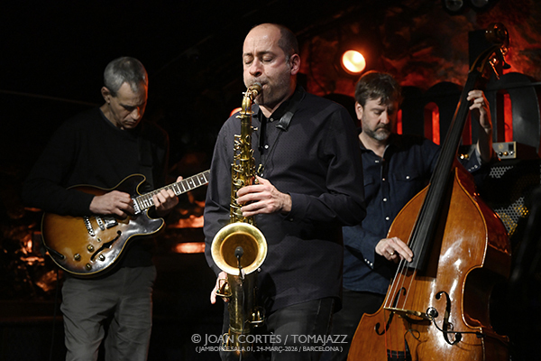 Jerome Sabbagh 4t (Jamboree, 2026-03-24 / Barcelona) Por Joan Cortès [INSTANTZZ AKA Galería fotográfica AKA Fotoblog de jazz, impro… y algo más] - Tomajazz - Jerome Sabbagh 4t actuó en Jamboree, Barcelona, el 24 de marzo de 2026. Joan Cortès lo retrata en INSTANTZZ. Jerome Sabbagh 4t son Jerome Sabbagh, Ben Monder, Joe Martin, Nasheet Waits 