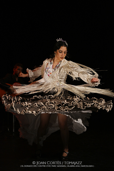 Claudia la Debla (El Dorado sfb / Centre Cívic Parc Sandaru, 2026-04-30 / Barcelona) Por Joan Cortès [Flamencuras AKA INSTANTZZ AKA Galería fotográfica AKA Fotoblog de jazz, impro… y algo más] - Tomajazz - Claudia la Debla actuó en El Dorado sfb de Barcelona, el 30 de abril de 2026. Joan Cortès lo retrata en las Flamencuras de INSTANTZZ. Actuaron Claudia la Debla, David Caro, Manuel de Gines 