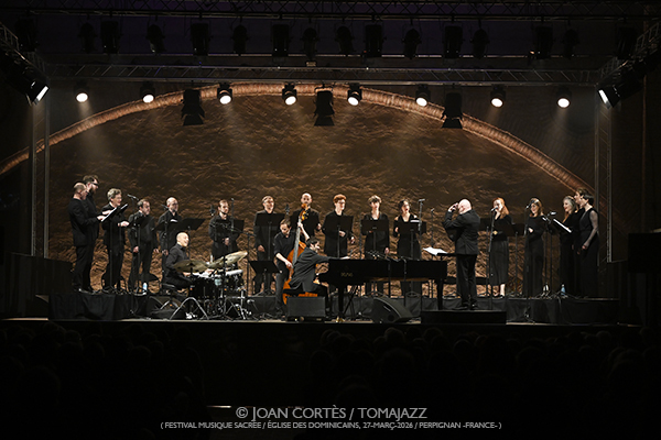 Paul Lay Trio & Choer Les Éléments «Waves of Light» (Festival Musique Sacrée / Église des Dominicains, 2026-03-27 / Perpignan -France-) Por Joan Cortès [INSTANTZZ AKA Galería fotográfica AKA Fotoblog de jazz, impro… y algo más] - Tomajazz - Paul Lay Trio & Choer Les Éléments «Waves of Light» actuó en el Festival Musique Sacrée de Perpignan, Francia, el 27 de marzo de 2026. Joan Cortès lo retrata en INSTANTZZ. Con Paul Lay, Donald Kontomanou, Clemens Van Der Feen
