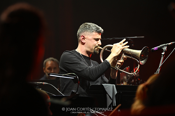 Orquestra Sònica “Organismes vius i sonors” (Paral•lel 62, 2026-04-09 / Barcelona) Por Joan Cortès [INSTANTZZ AKA Galería fotográfica AKA Fotoblog de jazz, impro… y algo más] - Tomajazz - Orquestra Sònica “Organismes vius i sonors” actuó en Parale•lel 62 de Barcelona, el 9 de abril de 2026. Joan Cortès lo retrata en INSTANTZZ