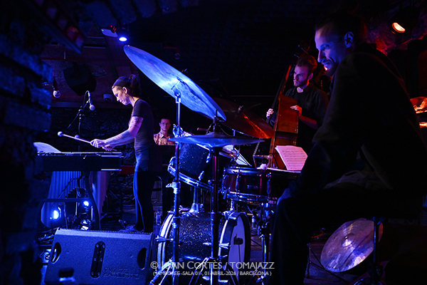 Sasha Berliner Group (Jamboree, 2026-04-01 / Barcelona) Por Joan Cortès [INSTANTZZ AKA Galería fotográfica AKA Fotoblog de jazz, impro… y algo más] - Tomajazz - Sasha Berliner Group actuó en Jamboree, el 1 de abril de 2026. Joan Cortès lo retrata en INSTANTZZ. Sasha Berliner Group son Sasha Berliner, Rasmus Sørensen, Freddie Jensen, Jamie Peet 