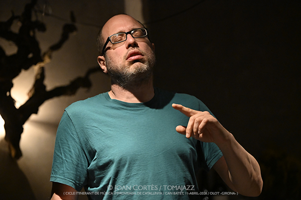 Ibon GR (CIMIC-2026 / Can Batet, 2026-03-14 / Olot -Girona-) [y IV] Por Joan Cortès [INSTANTZZ AKA Galería fotográfica AKA Fotoblog de jazz, impro… y algo más] - Tomajazz - Ibon GR actuó dentro de la programación de CIMIC-2026, en Can Batet, Olot, el día 14 de marzo de 2026. Joan Cortès lo retrata en INSTANTZZ