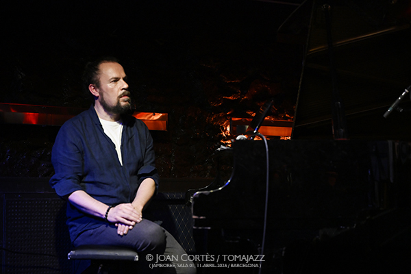 AMiGo Trio (Jamboree, Barcelona. 2026-04-11) Por Joan Cortès [INSTANTZZ AKA Galería fotográfica AKA Fotoblog de jazz, impro… y algo más] - Tomajazz - AMiGo Trio actuó en Jamboree, Barcelona, el 11 de abril de 2026. Joan Cortès lo retrata en INSTANTZZ. AMiGo Trio son Gonzalo del Val, Abe Rábade, Masa Kamaguchi
