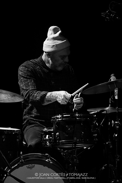 The Bad Plus “Keith Jarrett Project” (L’Auditori, Sala 2•Oriol Martorell, 2026-04-07 / Barcelona) Por Joan Cortès [INSTANTZZ AKA Galería fotográfica AKA Fotoblog de jazz, impro… y algo más] - Tomajazz - The Bad Plus “Keith Jarrett Project” actuó en L’Auditori de Barcelona, el 7 de abril de 2026. Joan Cortès lo retrata en INSTANTZZ. The Bad Plus son Dave King, Reid Anderson, Craig Taborn, Chris Potter